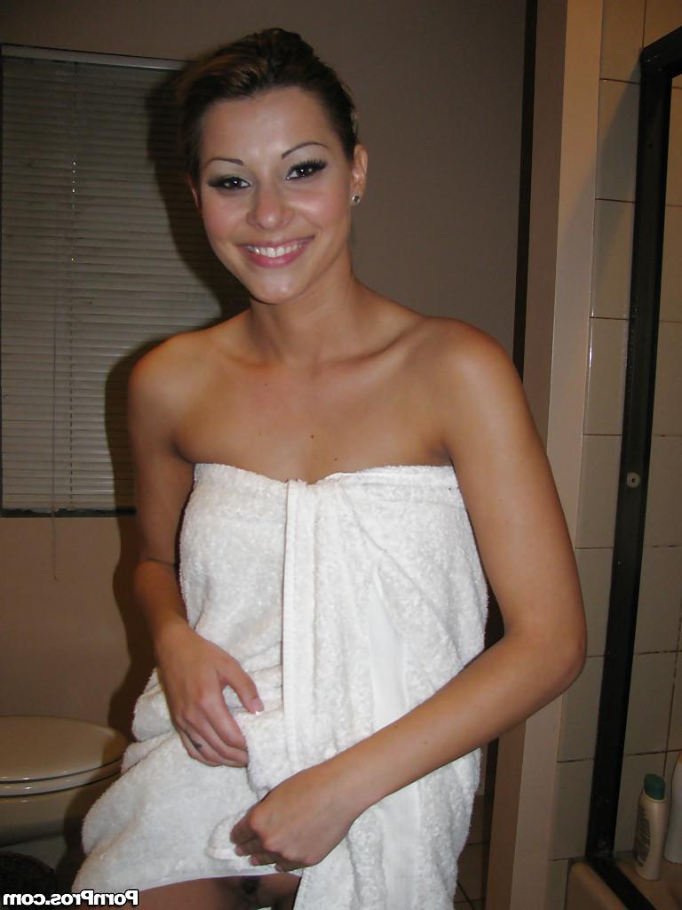 16P L'amatrice Cindy H. prend une douche et montre son corps couleur pêche.