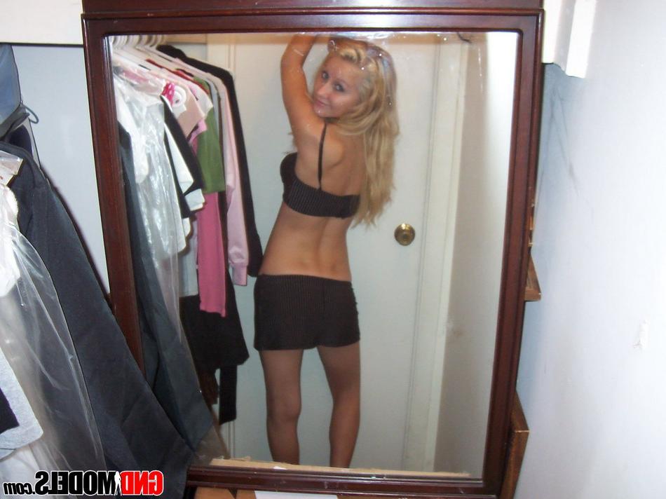 12P A adolescente loira Kylie tira selfies SFW de topless na frente de um espelho