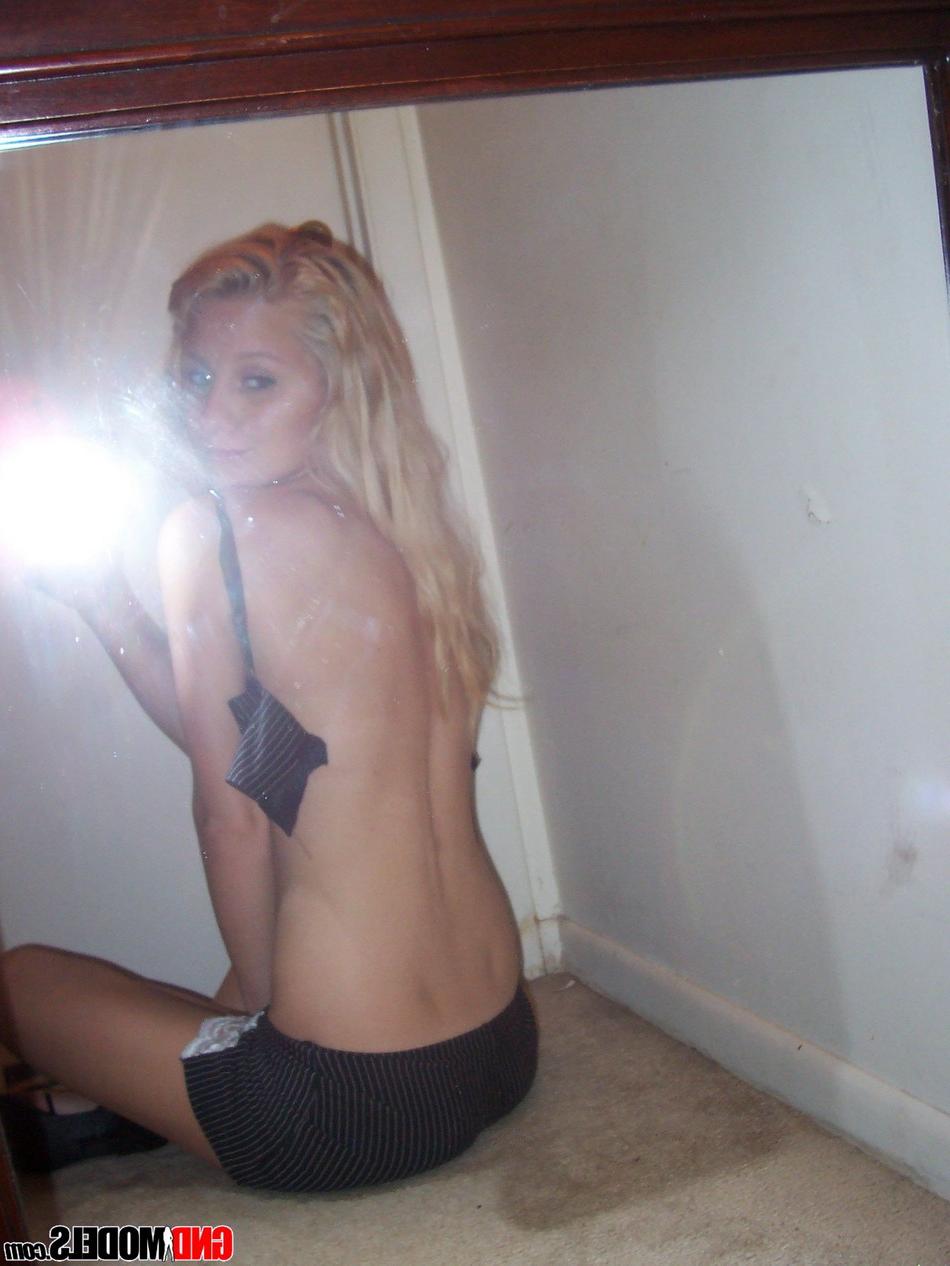 12P A adolescente loira Kylie tira selfies SFW de topless na frente de um espelho