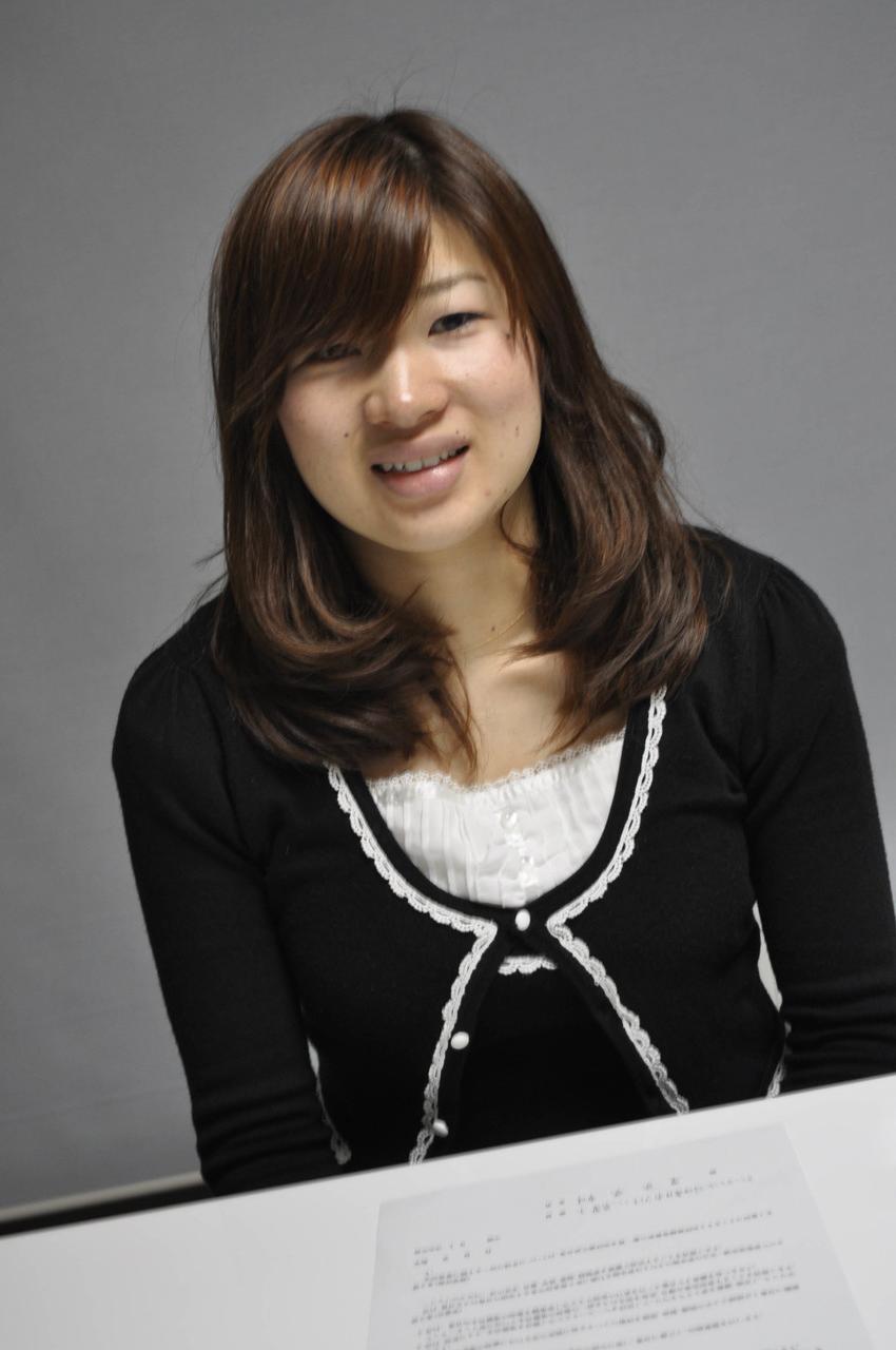 20P Hot Japanese MILF gets spit roasted after spreading her shaved pussy