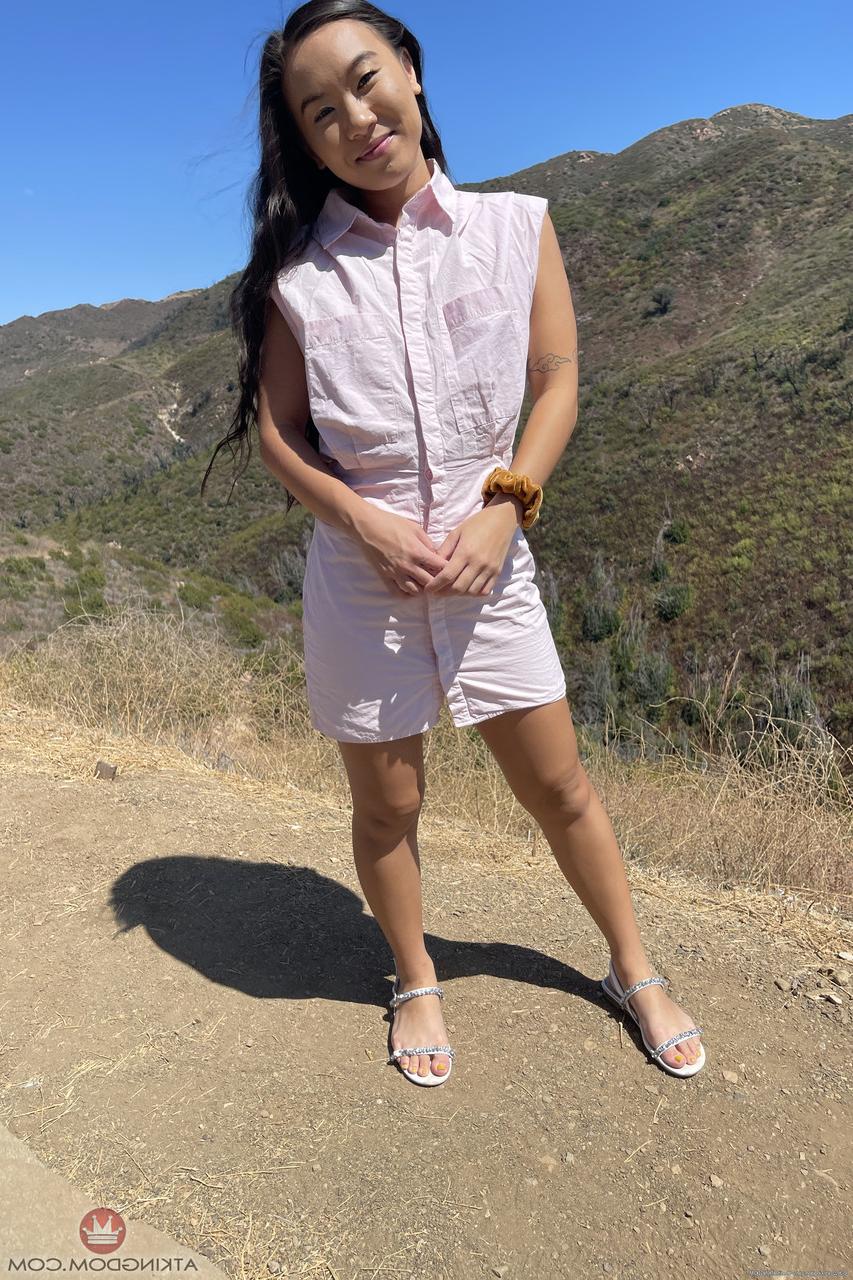 20P Sexy Asian babe Kimmy Kimm espalha sua irresistível buceta raspada de perto
