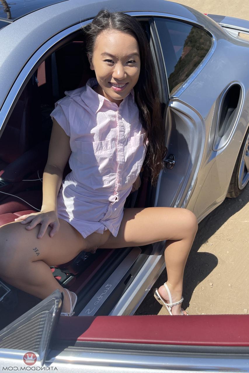 20P Sexy Asian babe Kimmy Kimm espalha sua irresistível buceta raspada de perto