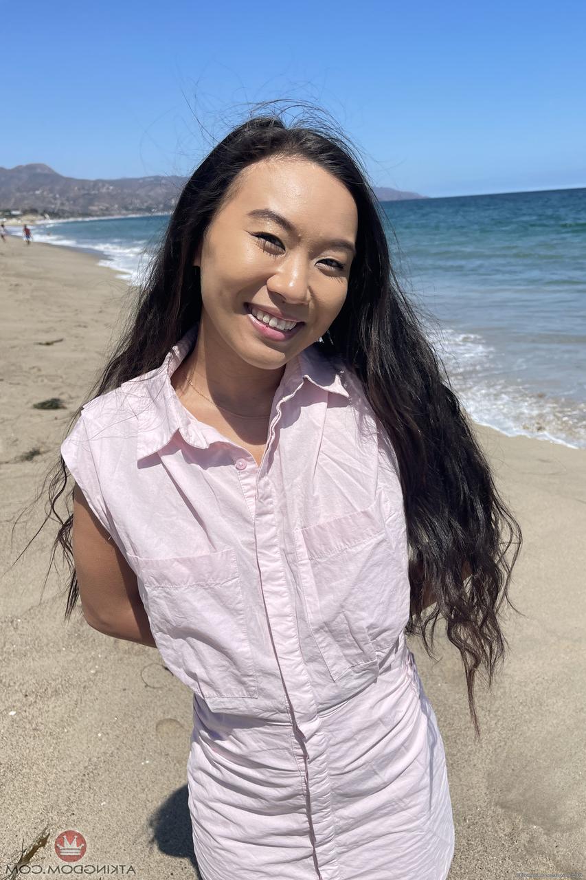 20P Sexy Asian babe Kimmy Kimm espalha sua irresistível buceta raspada de perto