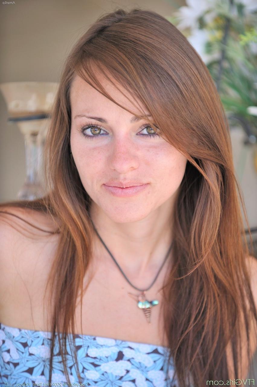 20P A sorridente gata americana Amelia brinca com seus peitos minúsculos em um strip-tease ao ar livre