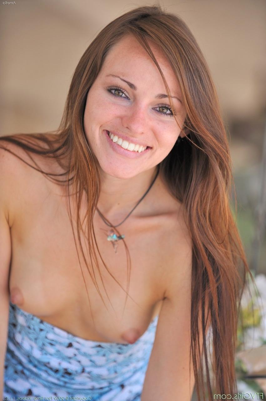 20P A sorridente gata americana Amelia brinca com seus peitos minúsculos em um strip-tease ao ar livre