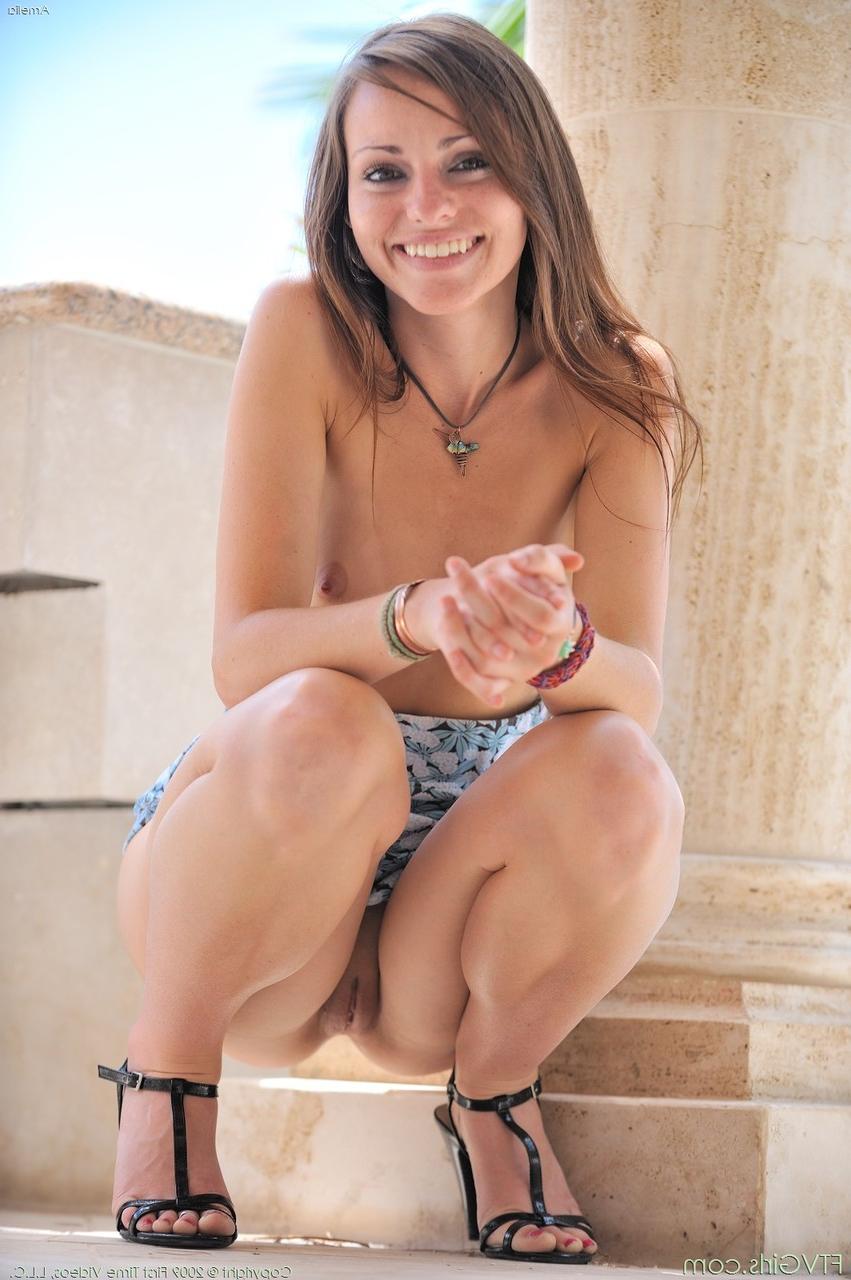 20P A sorridente gata americana Amelia brinca com seus peitos minúsculos em um strip-tease ao ar livre