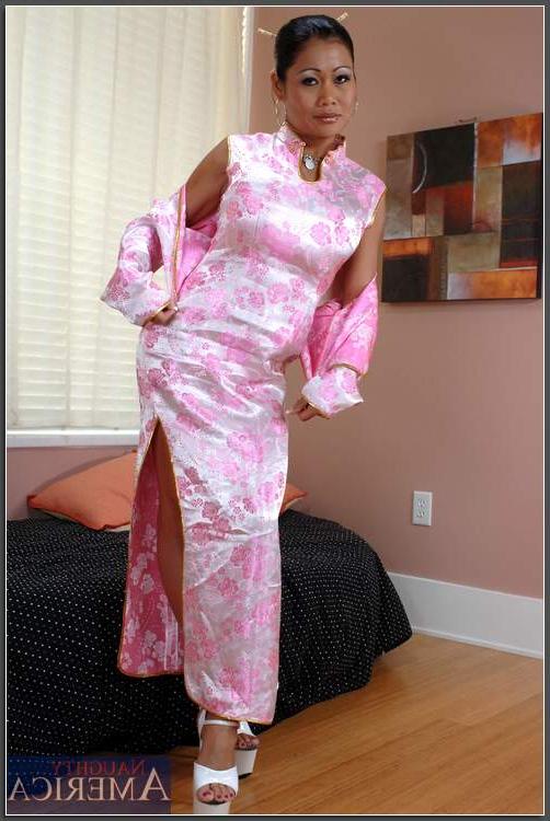 16P La sexy asiatique Charina Lee se déshabille d'une robe et d'une culotte en soie.