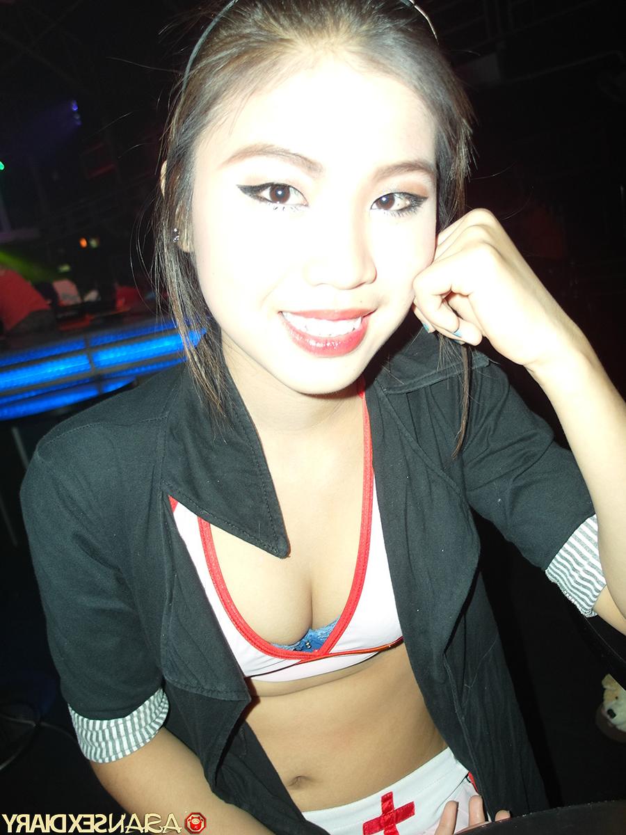 20P Die zierliche asiatische Schönheit On erhält eine Gesichtsbehandlung, nachdem sie ihre haarige Muschi gefickt hat