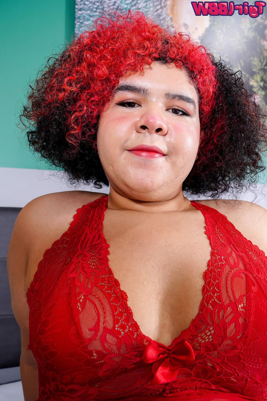 16P A travesti gordinha Sofie Lollipop sacode o pau ereto até ejacular