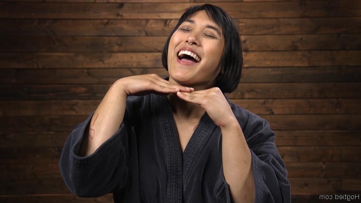 19P Mia Little, une MILF asiatique sexy aux gros seins, se fait ligoter et jouer dans une action brutale.
