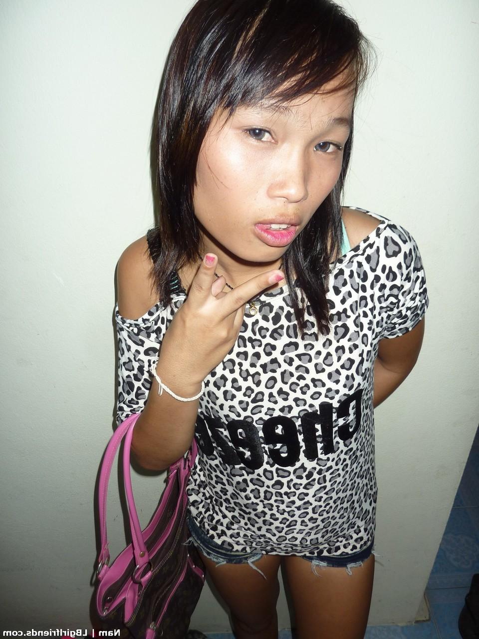 17P La petite transexuelle asiatique Nam se déshabille pour poser nue et tirer sa bite d'adolescente.