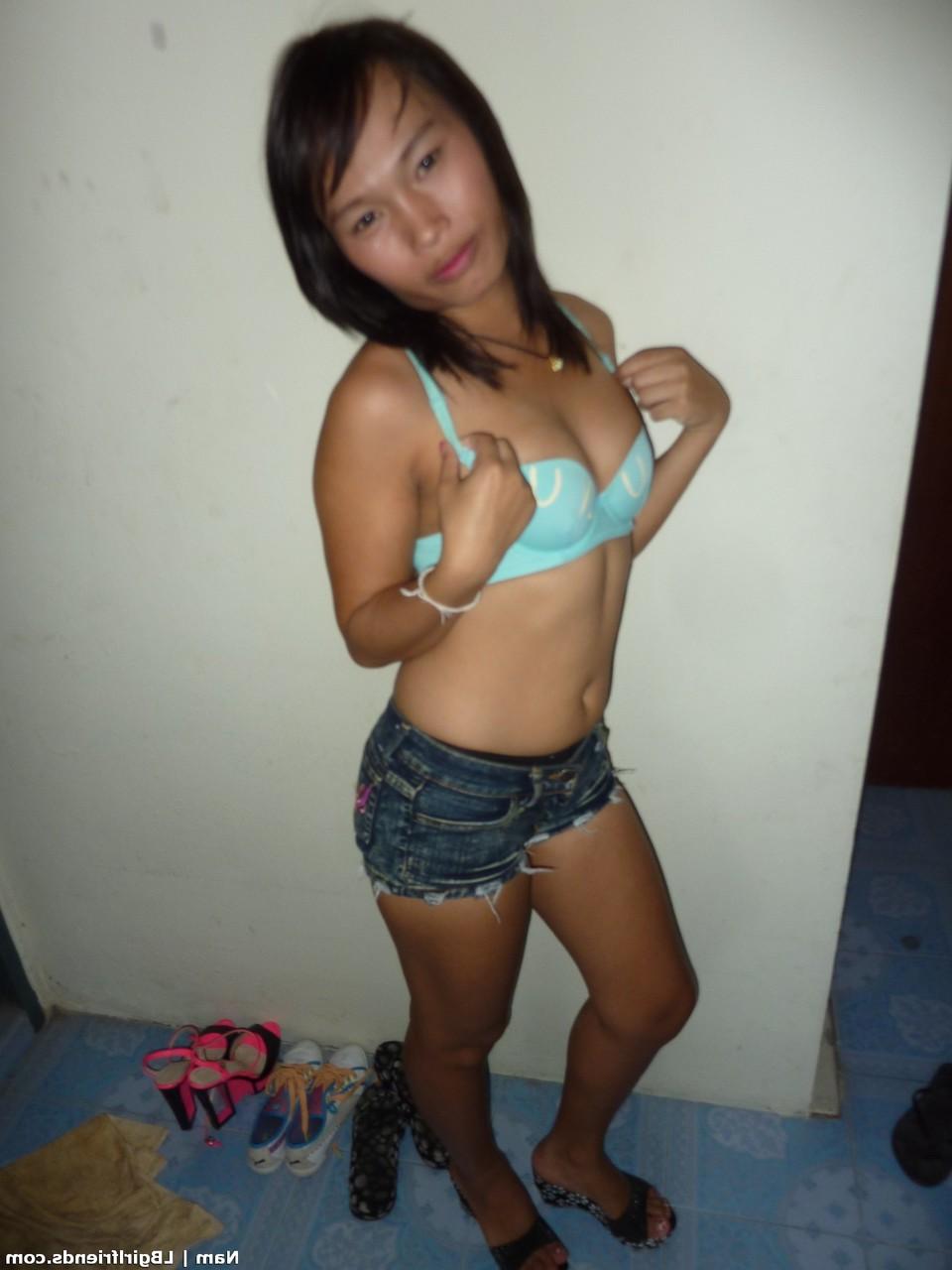 17P La petite transexuelle asiatique Nam se déshabille pour poser nue et tirer sa bite d'adolescente.