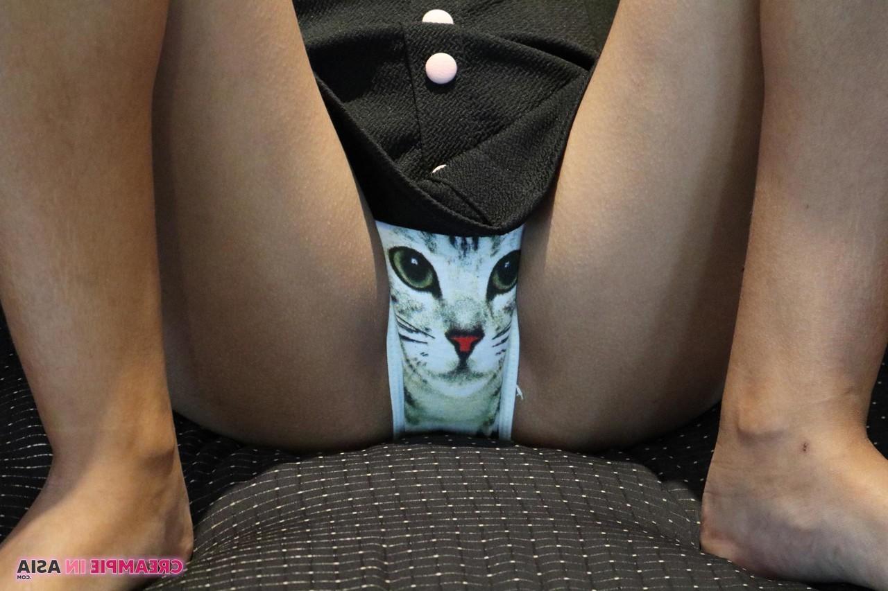 20P Petite Asian babe fica nua e mostra seu arbusto aparado no sofá