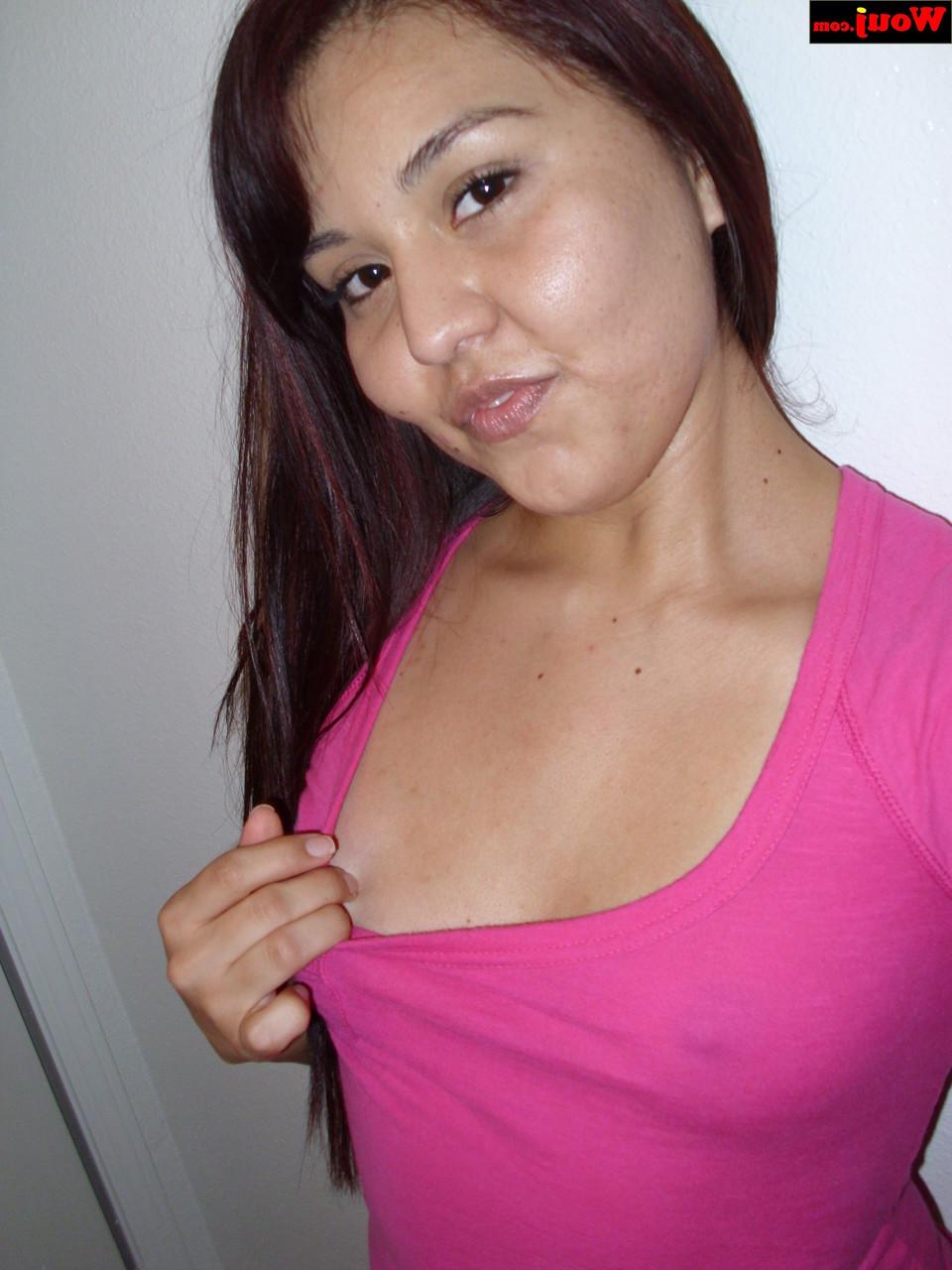 15P Une asiatique sexy montre son gros butin en posant sans soutien-gorge dans sa chemise rose.
