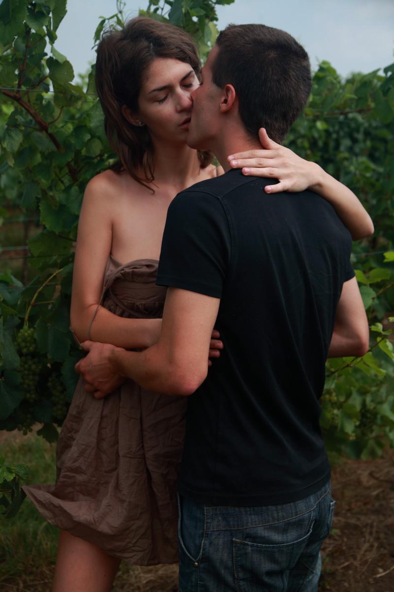 10P 若いカップルがブドウの列の間でセックスしながらお互いに裸になる