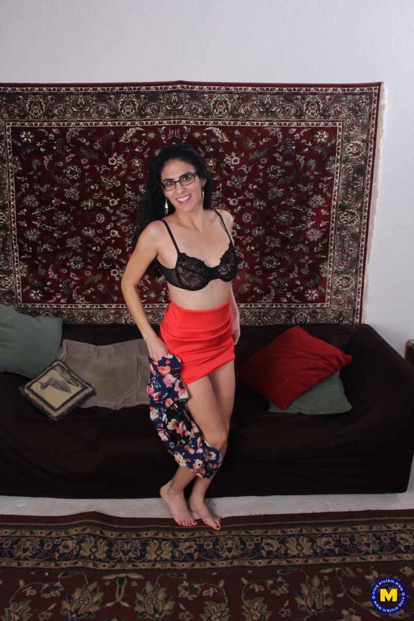 20P A dona de casa nerd Monika J mostra seu belo saque e brinca sozinha