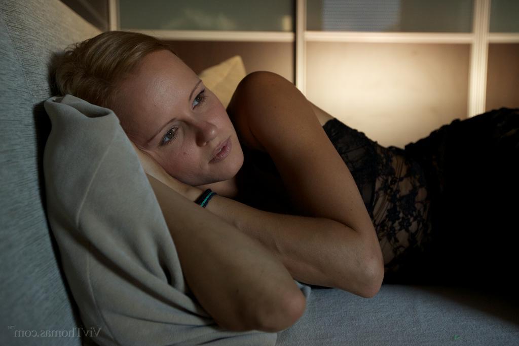16P Die junge Schönheit Jo fingert ihre Muschi und ihr Arschloch nackt auf einem Bett