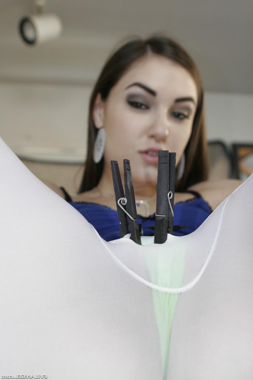 18P A pequena estrela pornográfica Sasha Grey troca spandex para exibir bunda cheia de bolhas e brinquedo anal