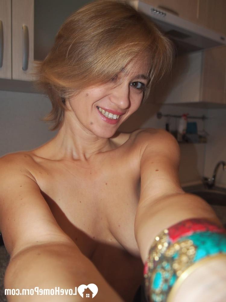 11P Superbe maman amateur enlève son soutien-gorge et montre ses petits seins en solo