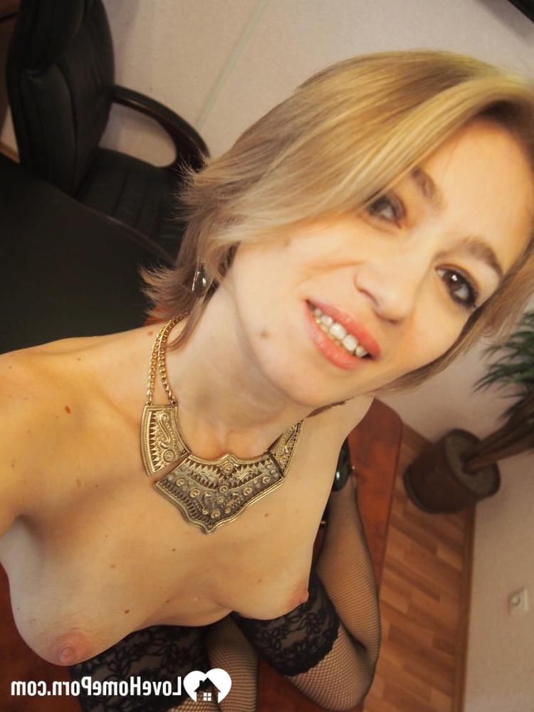11P Superbe maman amateur enlève son soutien-gorge et montre ses petits seins en solo