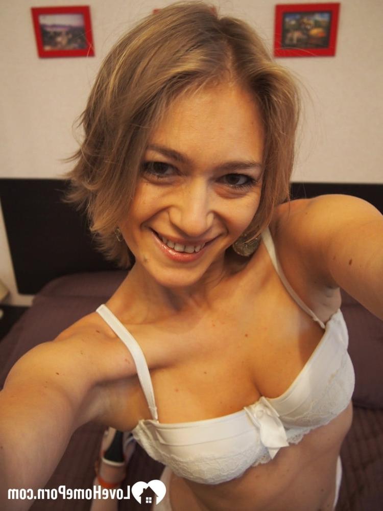11P Superbe maman amateur enlève son soutien-gorge et montre ses petits seins en solo