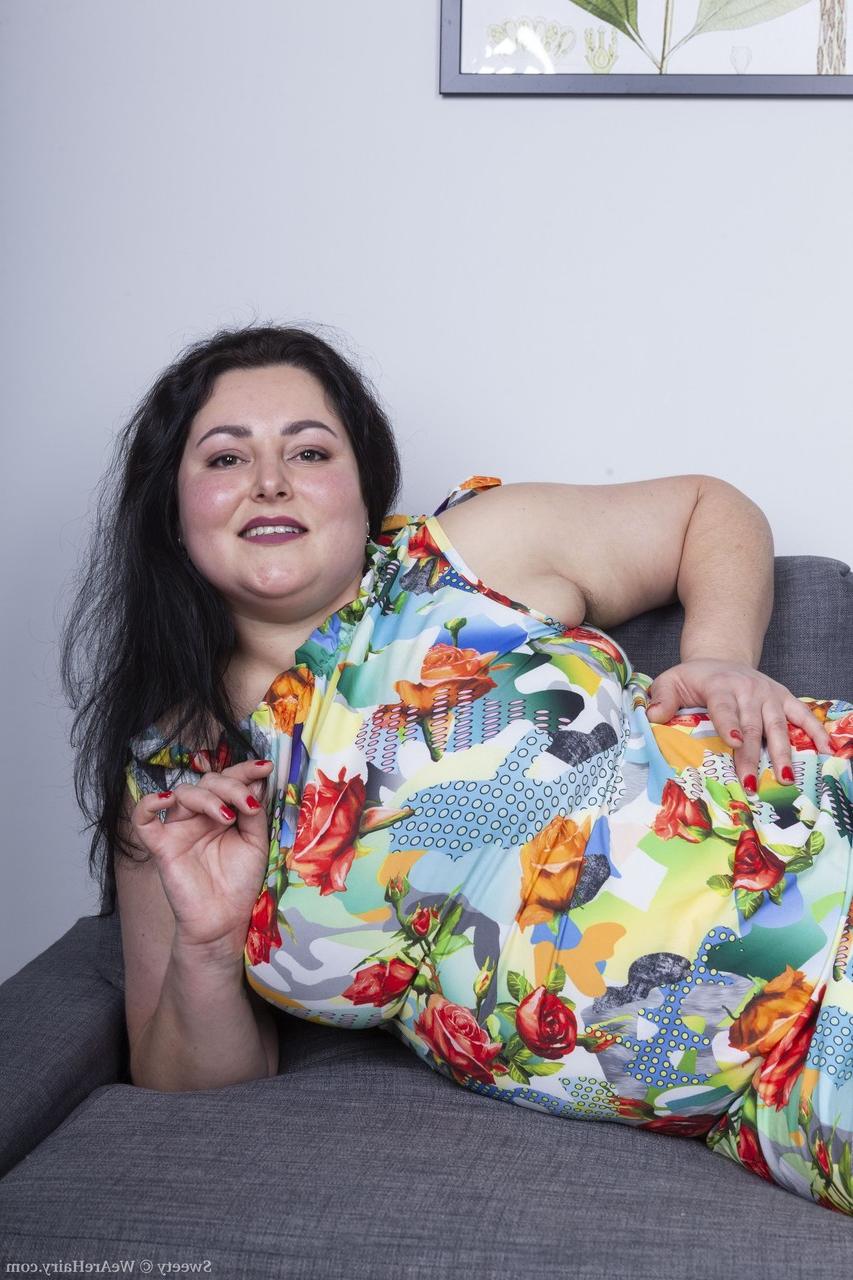 20P Die mollige Brünette Sweety entblößt ihre großen Melonen und spielt mit ihrer haarigen reifen Muschel