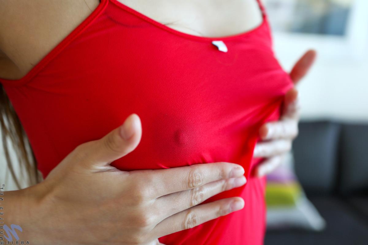 16P A pequena adolescente asiática Abbie trabalha com um vibrador de ponta dupla dentro de sua fenda