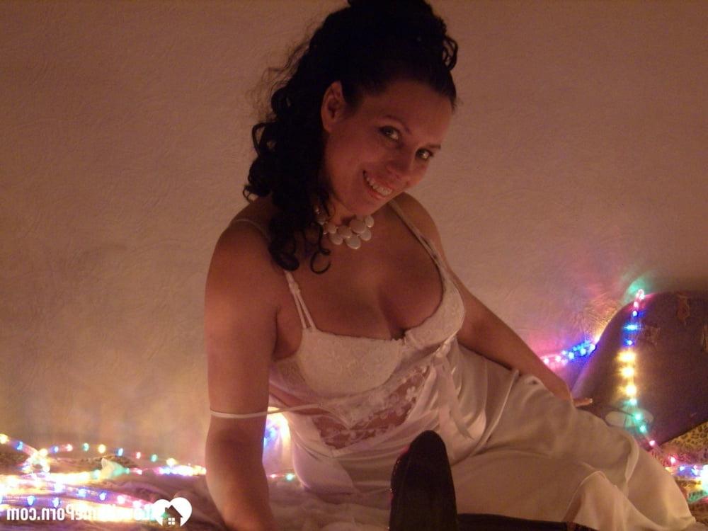 20P Esposa safada brinca com sua buceta com tesão com um vibrador enquanto veste seu vestido de noiva