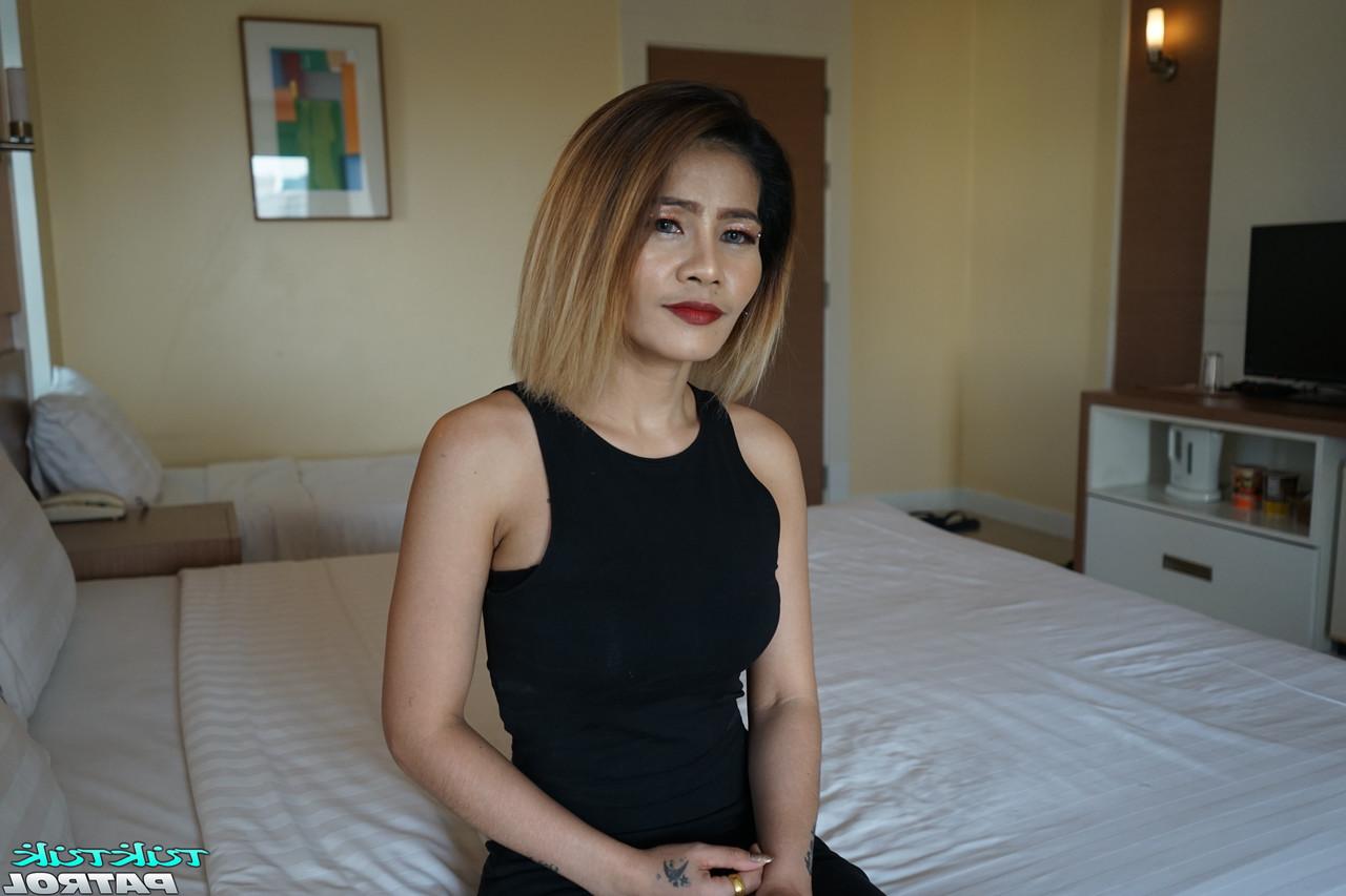 20P 巨乳熟女アミーはハメ撮りフェラをした後に徹底的にディッキングされる