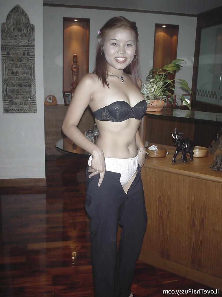16P スレンダーなアジア人美女のハウンが愛らしい小便を広げて笑顔を見せている