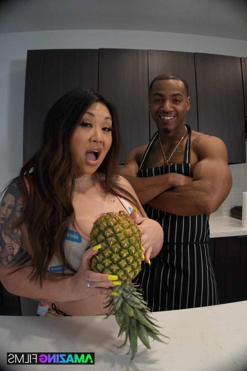 20P Asiática BBW Tokyo Leigh é transada em uma ilha de cozinha por um homem negro