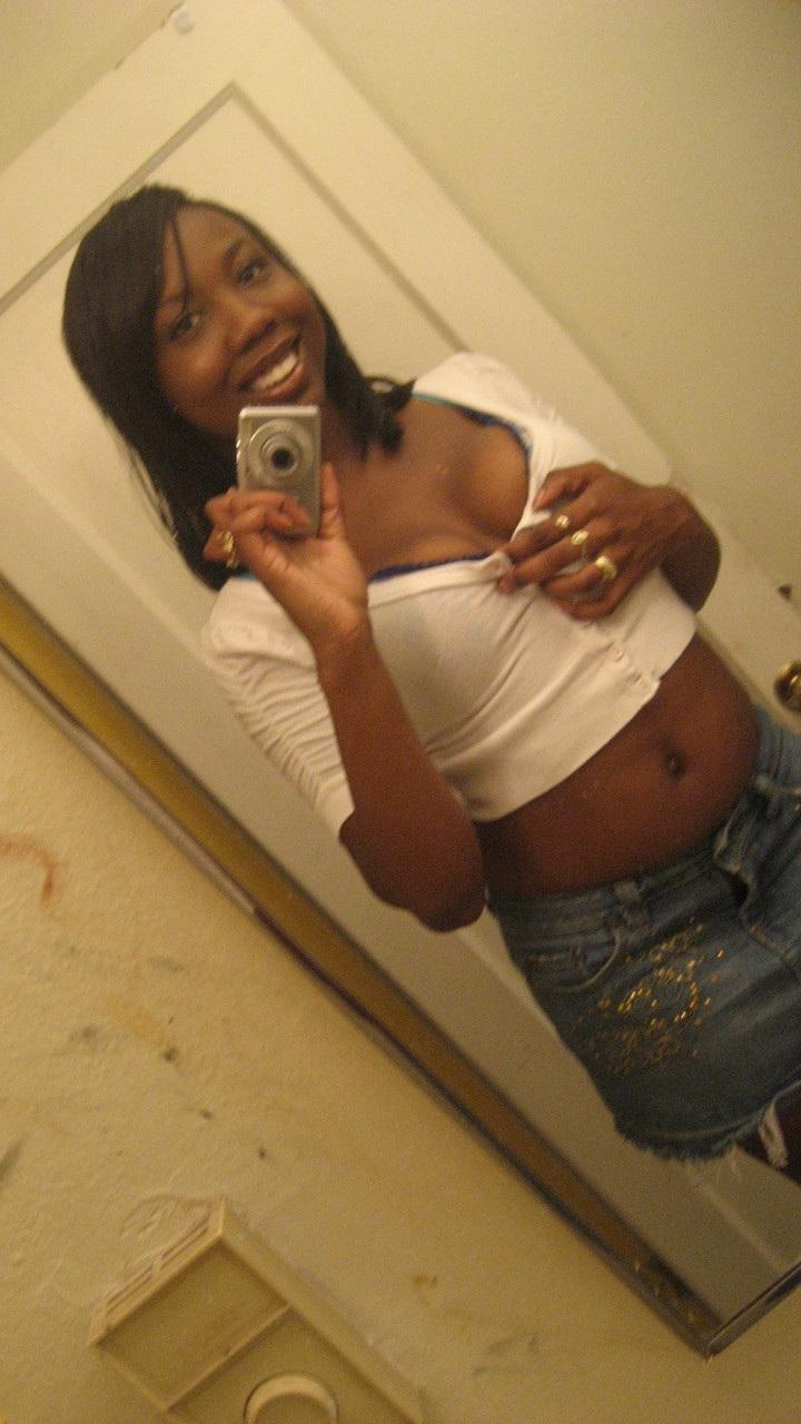 20P Ebony babe Elisha Turner takes some nudes showing her juicy tits & her big ass