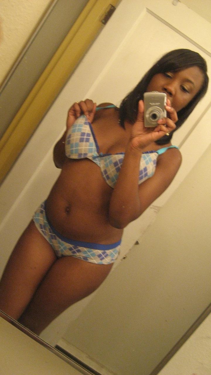 20P Ebony babe Elisha Turner takes some nudes showing her juicy tits & her big ass