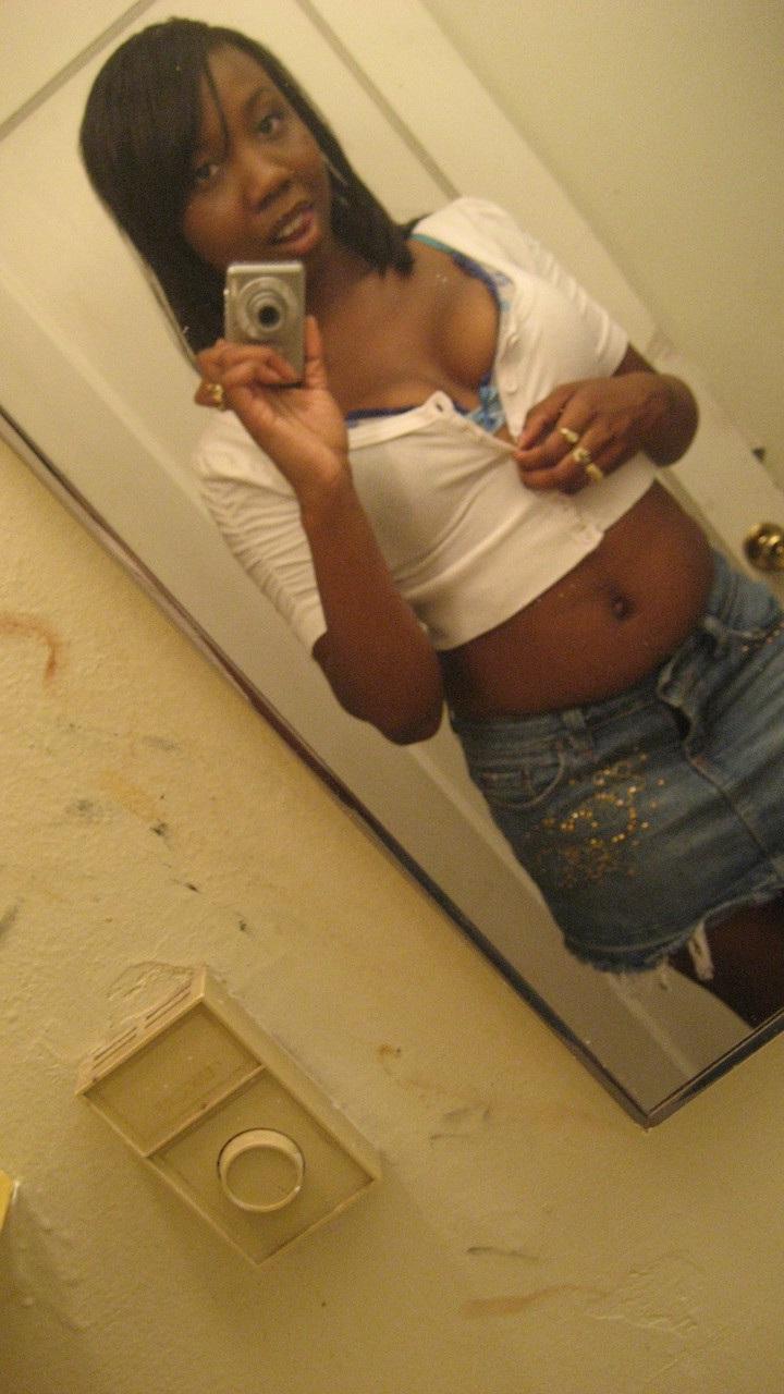 20P Ebony babe Elisha Turner takes some nudes showing her juicy tits & her big ass