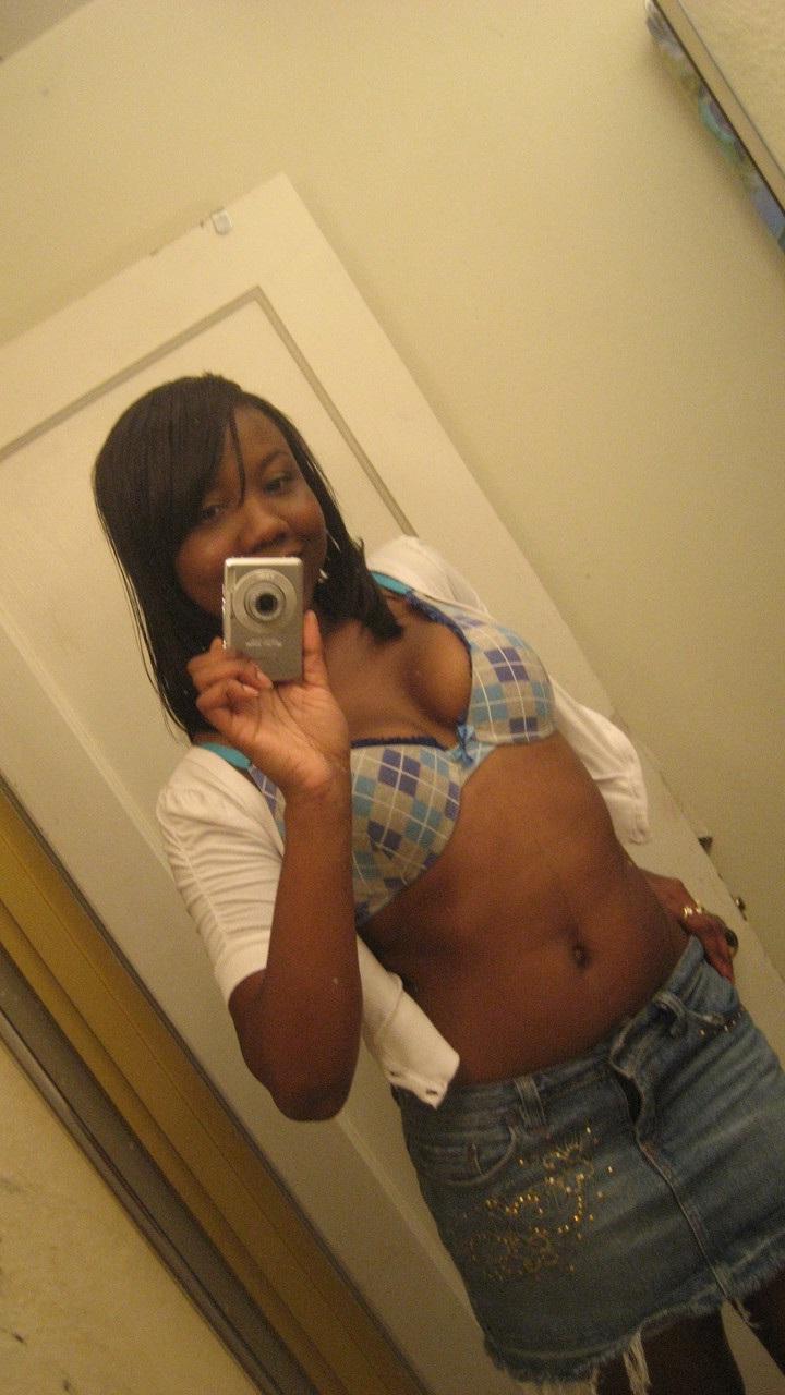 20P Ebony babe Elisha Turner takes some nudes showing her juicy tits & her big ass