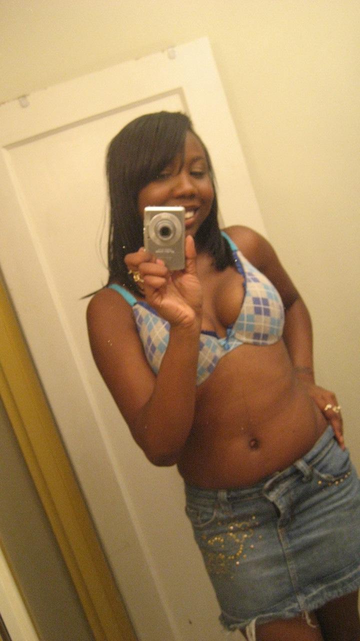 20P Ebony babe Elisha Turner takes some nudes showing her juicy tits & her big ass