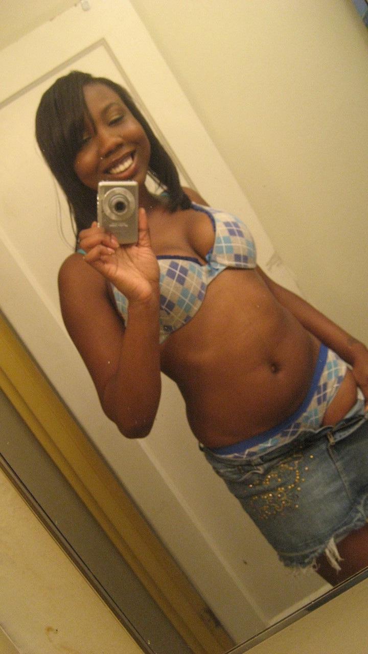 20P Ebony babe Elisha Turner takes some nudes showing her juicy tits & her big ass