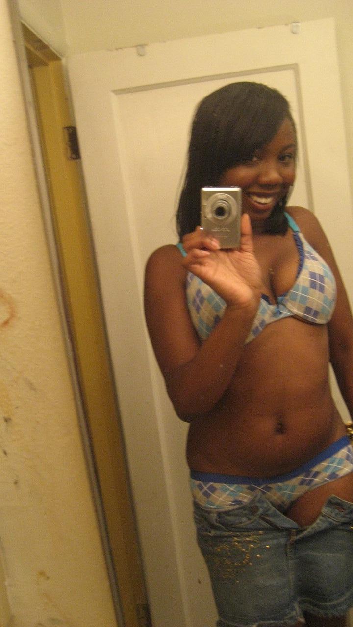 20P Ebony babe Elisha Turner takes some nudes showing her juicy tits & her big ass