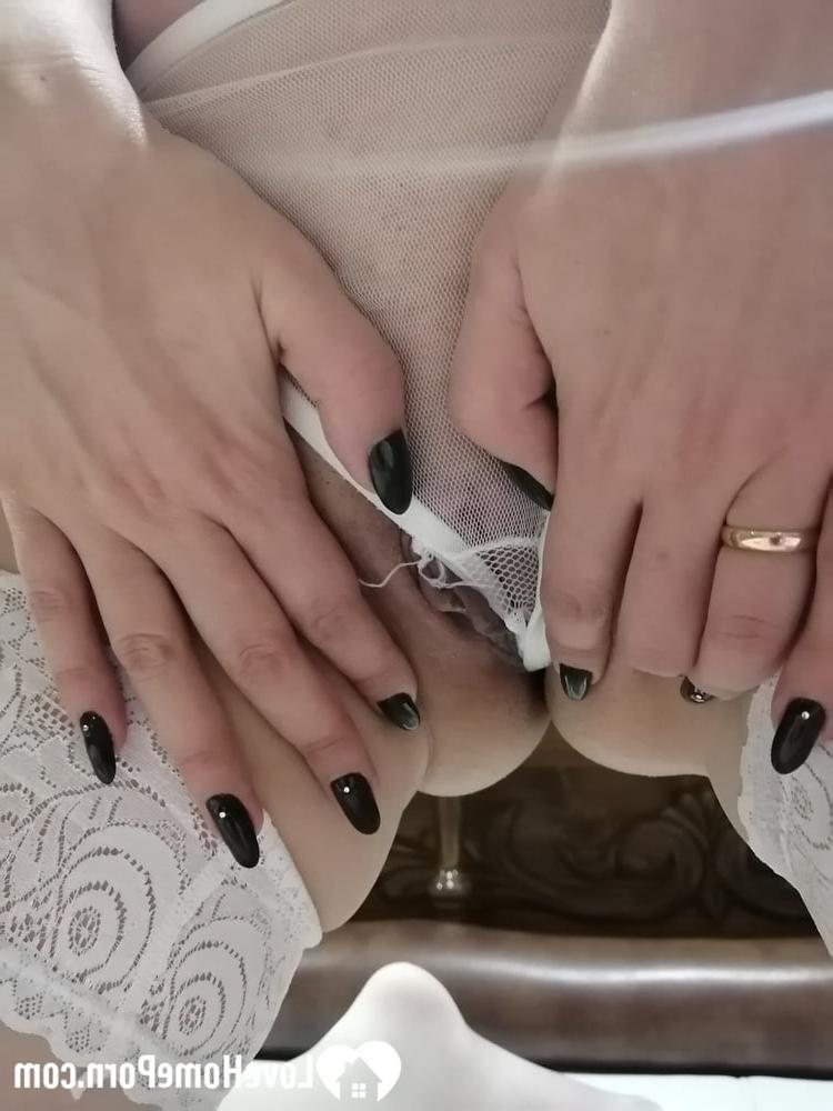 20P Loira amadora mostra sua convidativa buceta carnuda em meias brancas