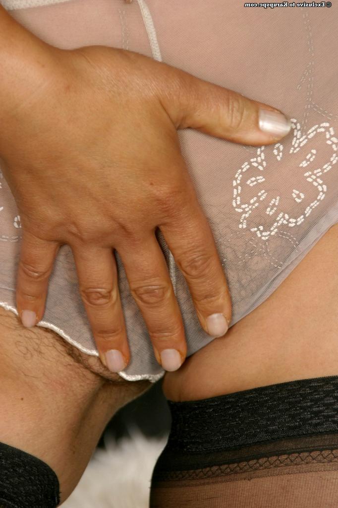20P La brune Georgina 2 se déshabille jusqu'à ses bas et écarte sa chatte poilue.