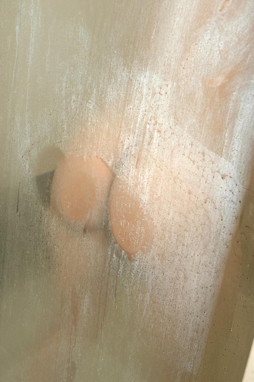 20P Hermosa joven amateur se toca el cuerpo caliente mientras se ducha