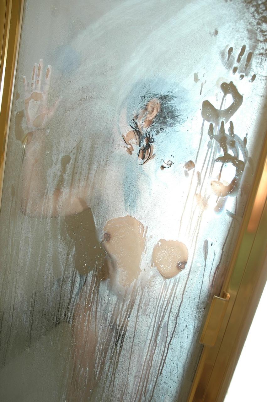20P Hermosa joven amateur se toca el cuerpo caliente mientras se ducha