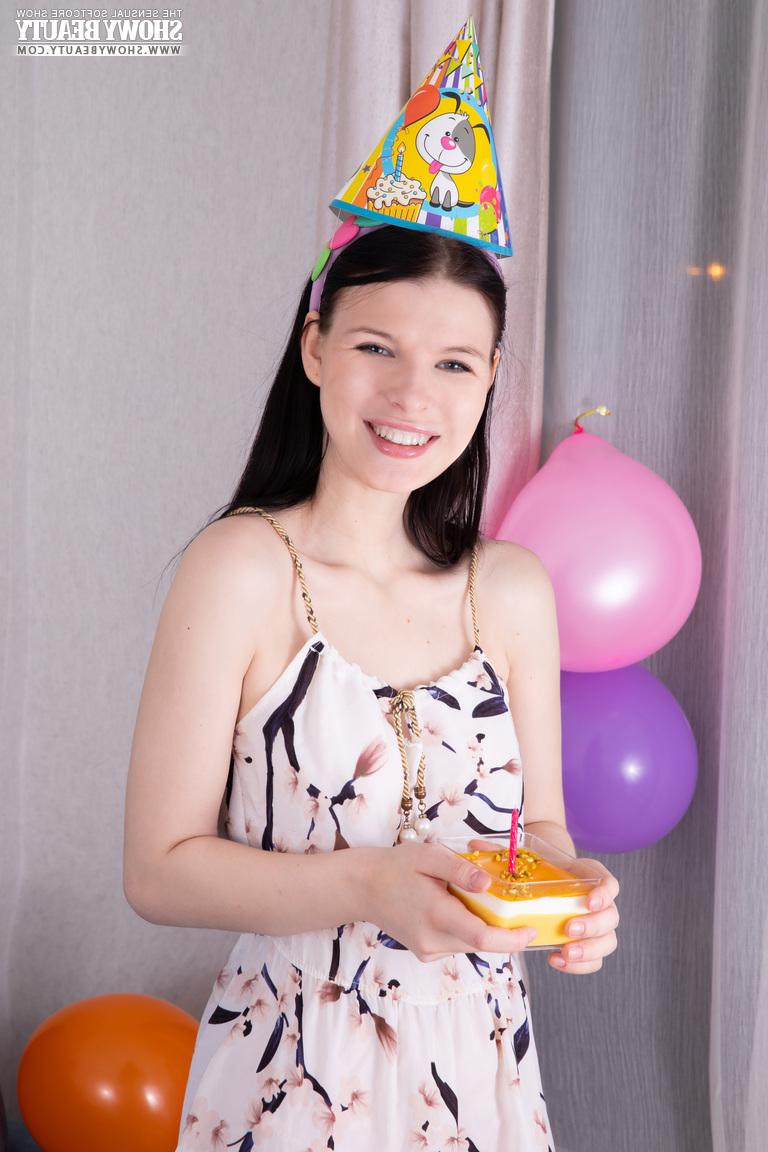 20P A doce adolescente Bella fica nua enquanto comemora um aniversário sozinha
