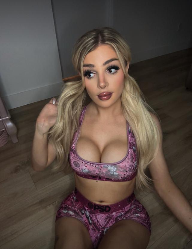 15P Linda loira travesti TS Angellica mostra sua bunda grande e seu pau sem cortes