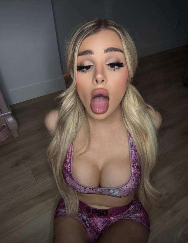15P Linda loira travesti TS Angellica mostra sua bunda grande e seu pau sem cortes
