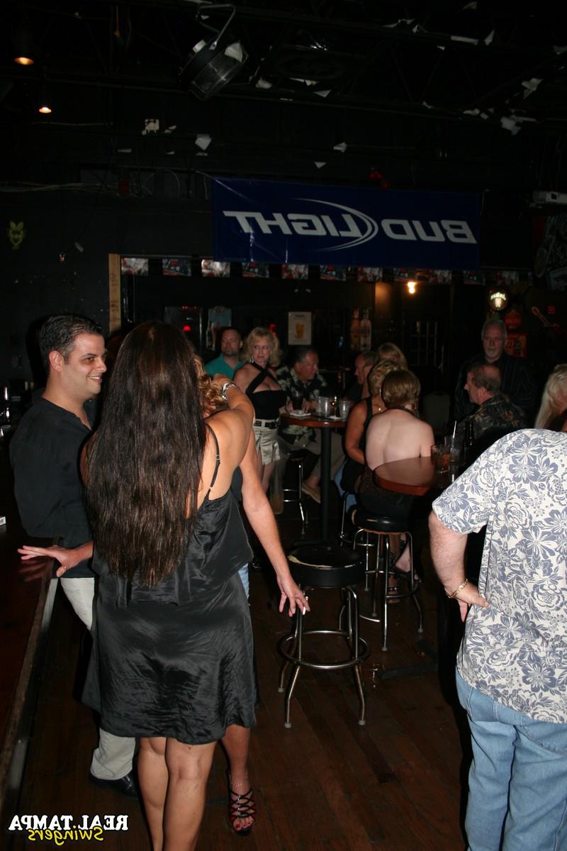 20P Esposa madura Double Dee e suas namoradas safadas mostrando seus peitos em um clube