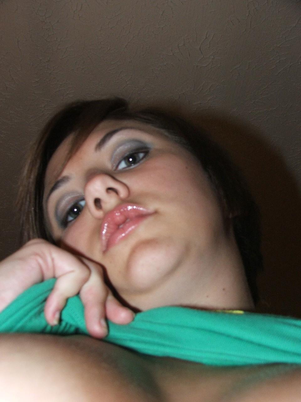 20P Linda gata amadora de cabelos curtos mostra seus peitos grandes em um solo