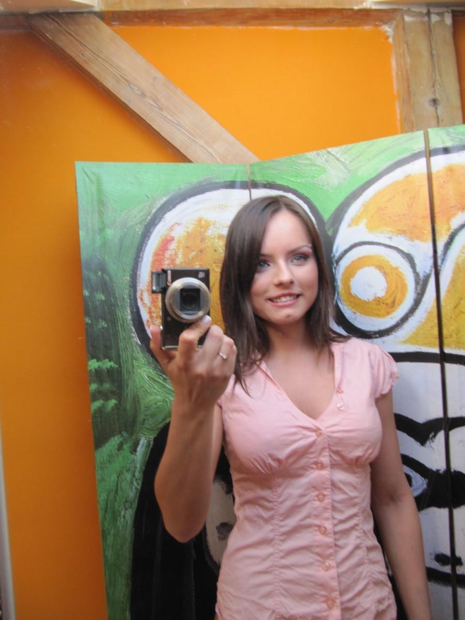 20P A adolescente morena amadora Kari tira selfies gostosas no espelho depois de se despir