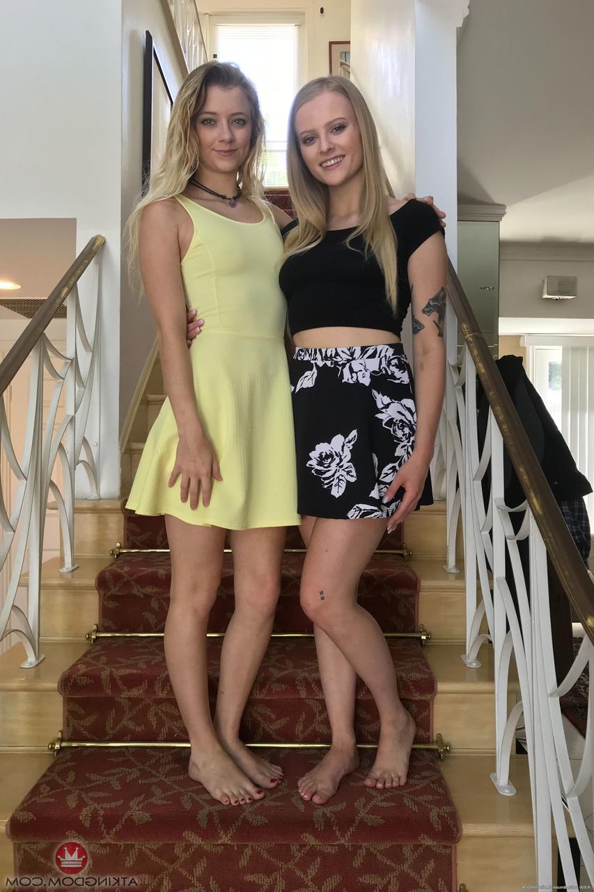 20P L'amatrice Paris White et sa belle-fille sexy exposent leurs culs ensemble.