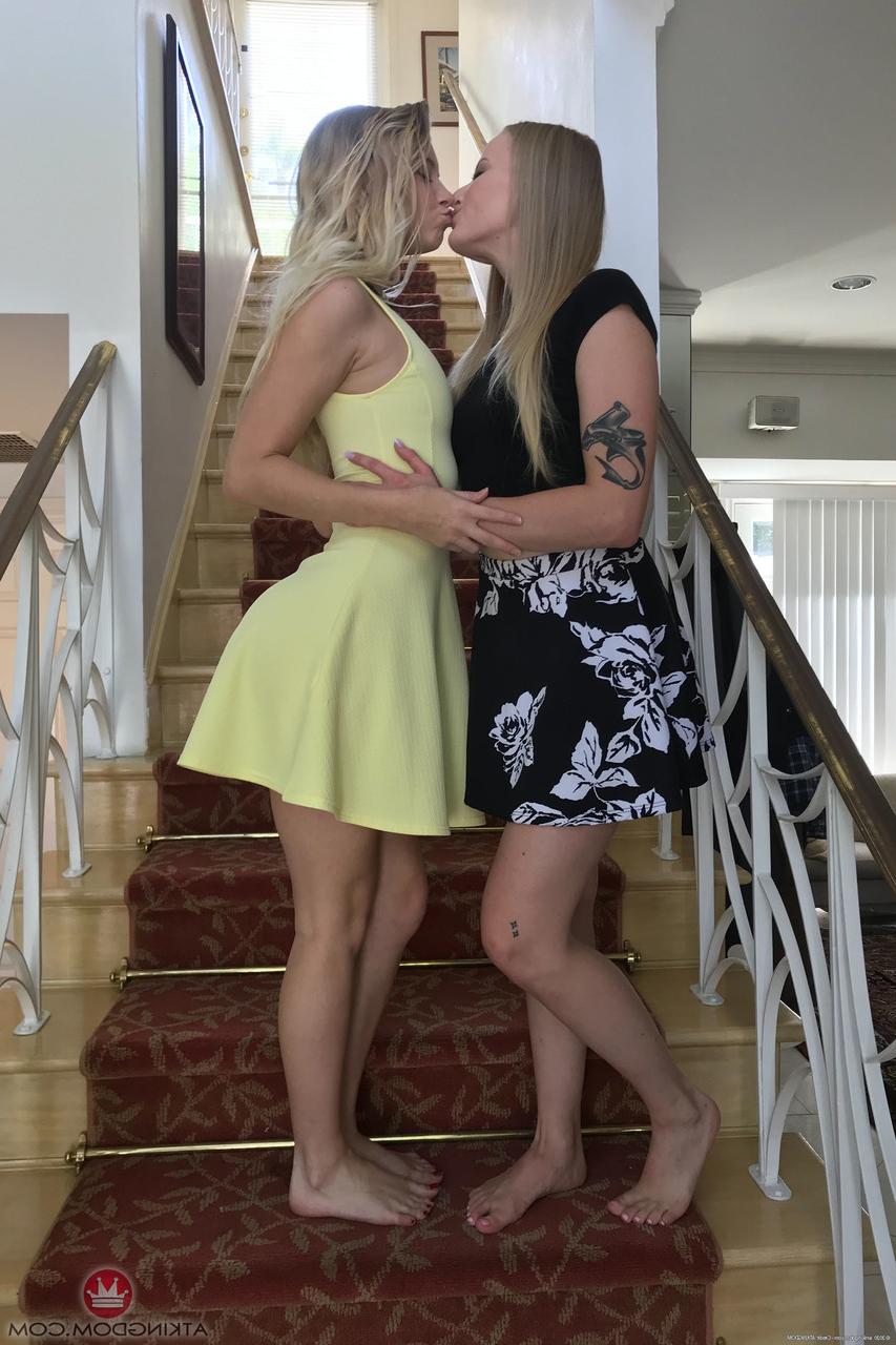 20P L'amatrice Paris White et sa belle-fille sexy exposent leurs culs ensemble.